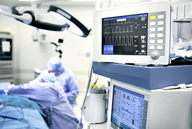 Blick in einen Krankenhaus-OP-Saal, in welchem eine Operation durchgeführt wird