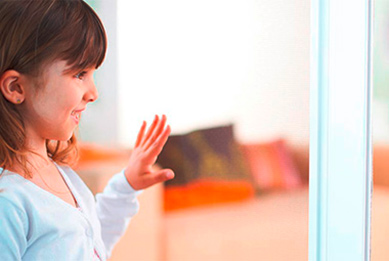 Kind fasst Tür mit Fiberglasgewebe-Bespannung an, welche robust ist und mühelos standhält